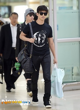 韓国アイドル「空港ファッション」2PMテギョンの画像.jpg